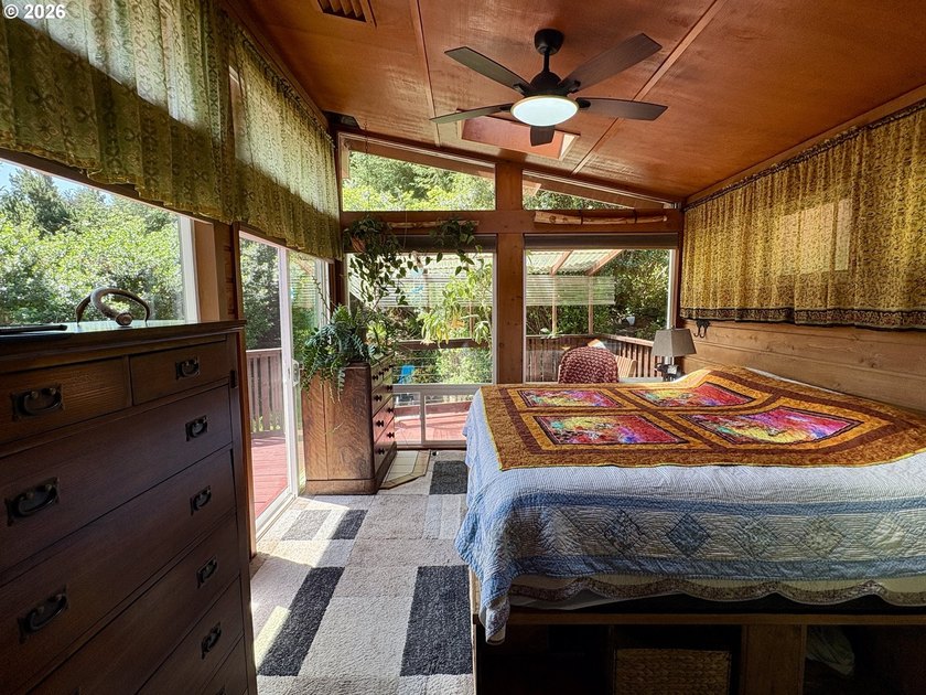 Ocean views. Vaulted ceilingspletely updated. Ready to rent or - photo 18