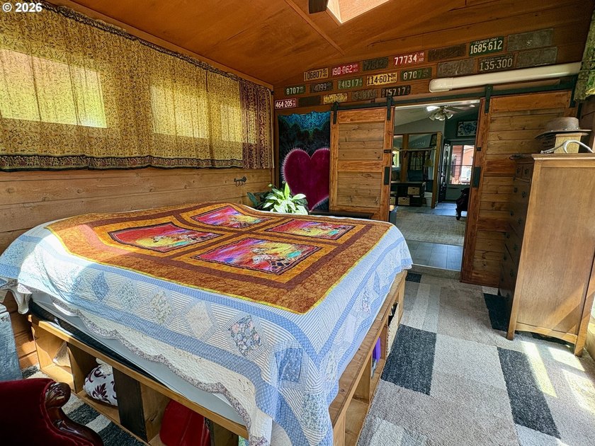 Ocean views. Vaulted ceilingspletely updated. Ready to rent or - photo 19