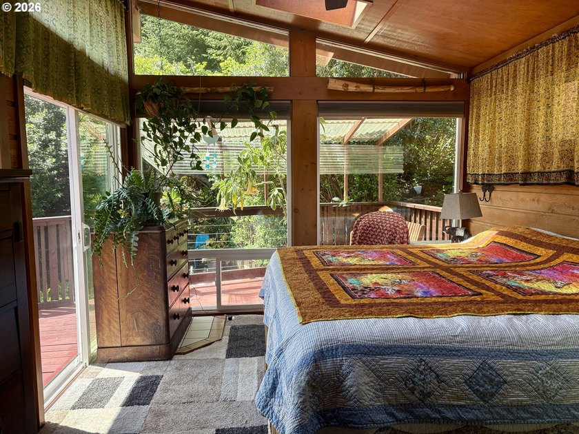 Ocean views. Vaulted ceilingspletely updated. Ready to rent or - photo 22