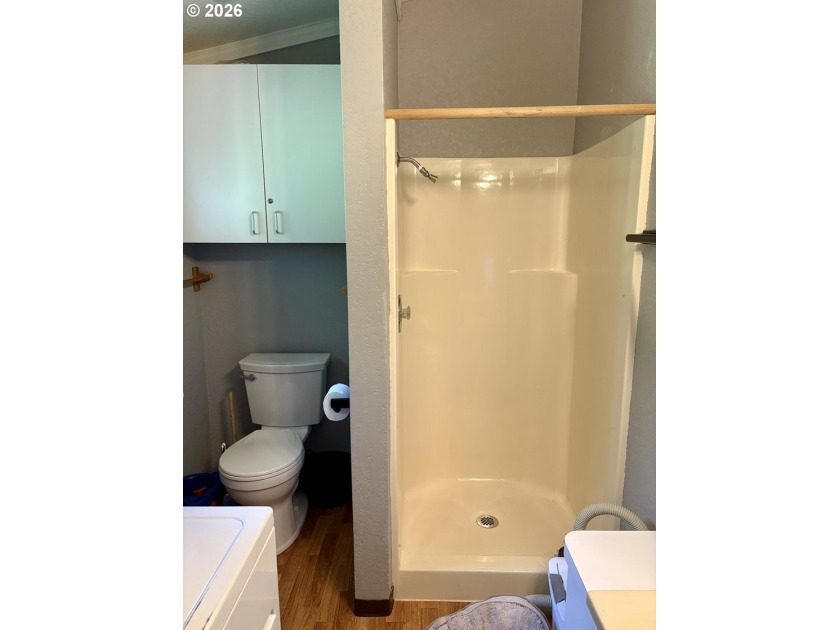 Ocean views. Vaulted ceilingspletely updated. Ready to rent or - photo 25