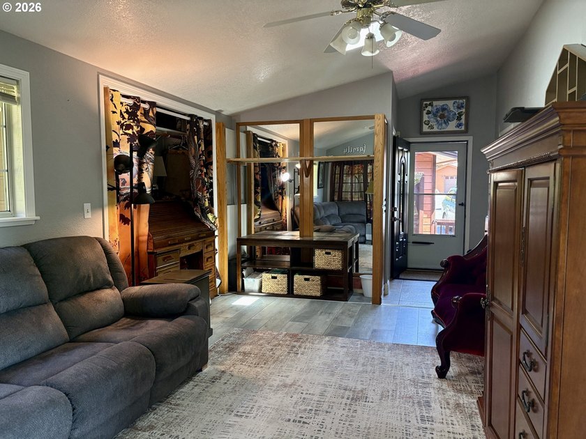 Ocean views. Vaulted ceilingspletely updated. Ready to rent or - photo 26