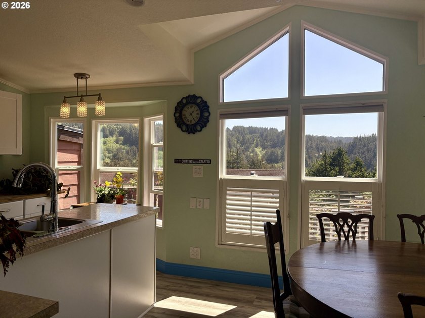 Ocean views. Vaulted ceilingspletely updated. Ready to rent or - photo 28