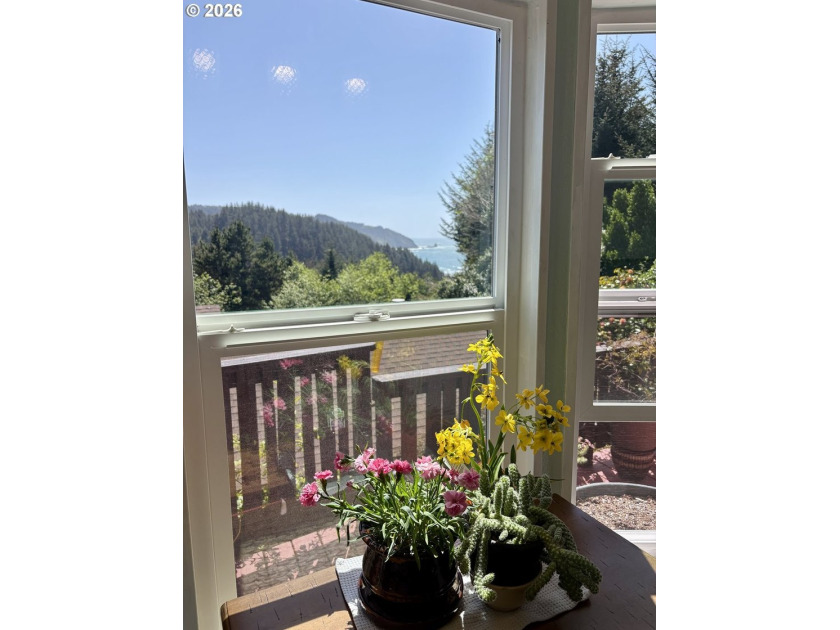 Ocean views. Vaulted ceilingspletely updated. Ready to rent or - photo 29