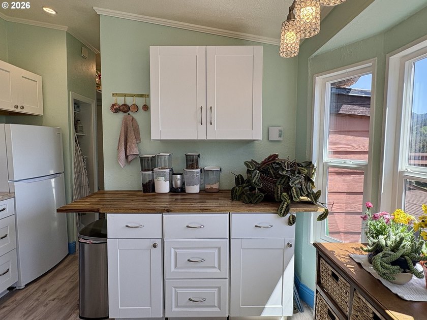 Ocean views. Vaulted ceilingspletely updated. Ready to rent or - photo 32