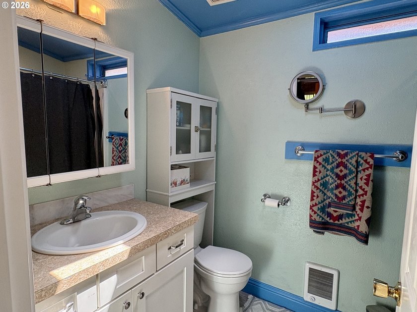 Ocean views. Vaulted ceilingspletely updated. Ready to rent or - photo 33
