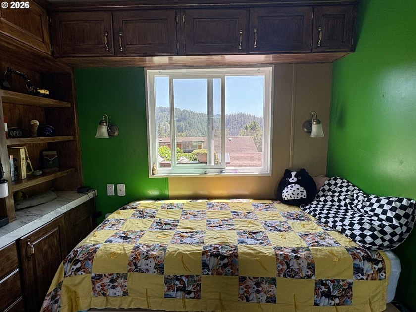 Ocean views. Vaulted ceilingspletely updated. Ready to rent or - photo 35