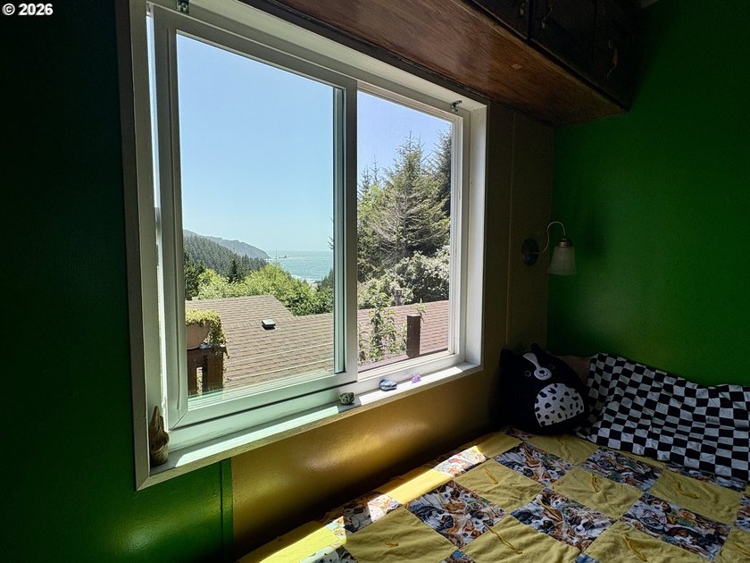 Ocean views. Vaulted ceilingspletely updated. Ready to rent or - photo 36