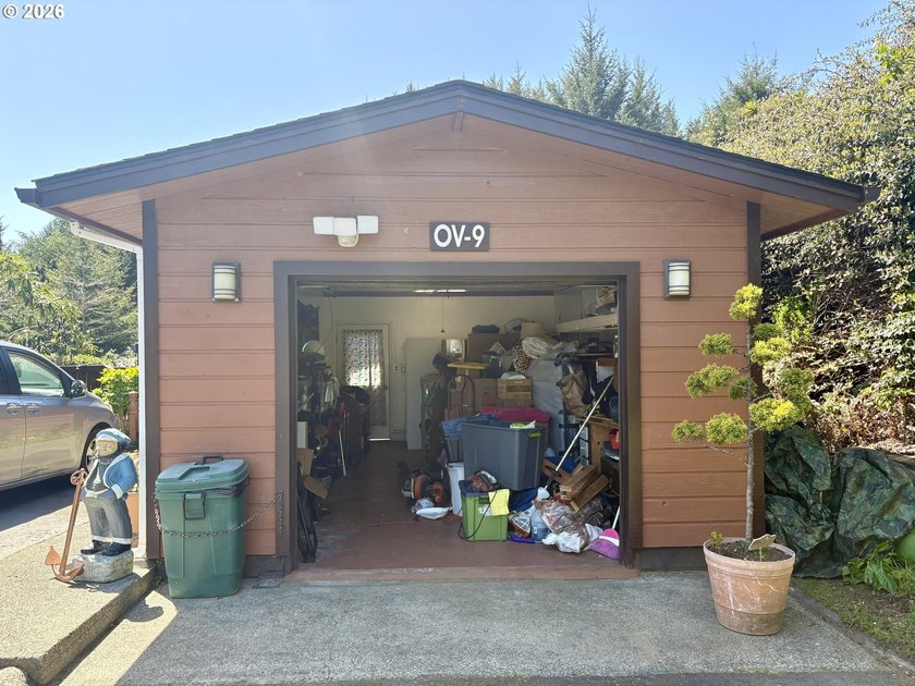 Ocean views. Vaulted ceilingspletely updated. Ready to rent or - photo 40