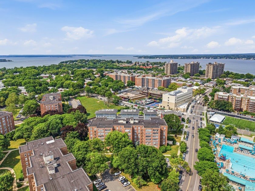 Bright and beautifully updated 2-bedroom move-in ready co-op in - photo 16