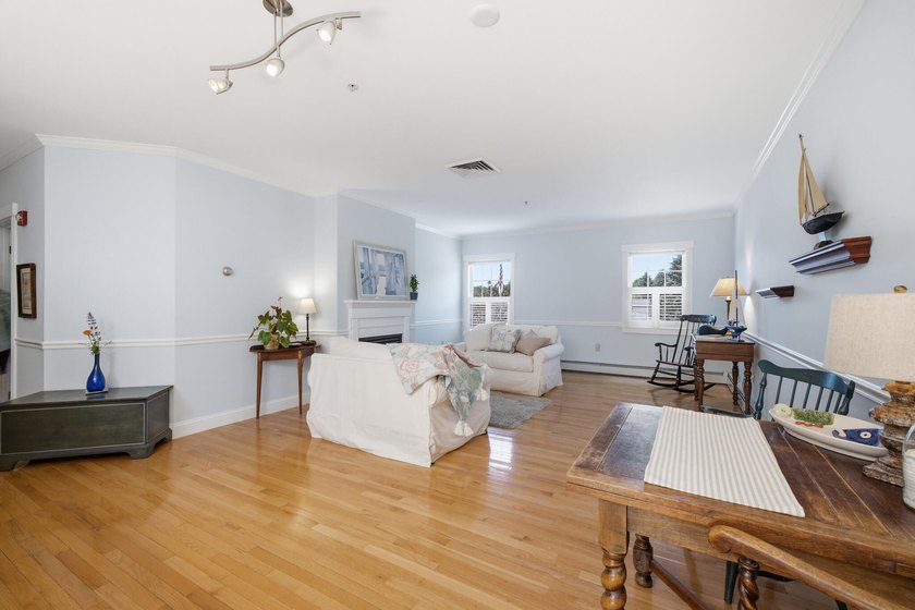 Immaculate and move-in ready, this spacious 1-bedroom, 1-bath - photo 8