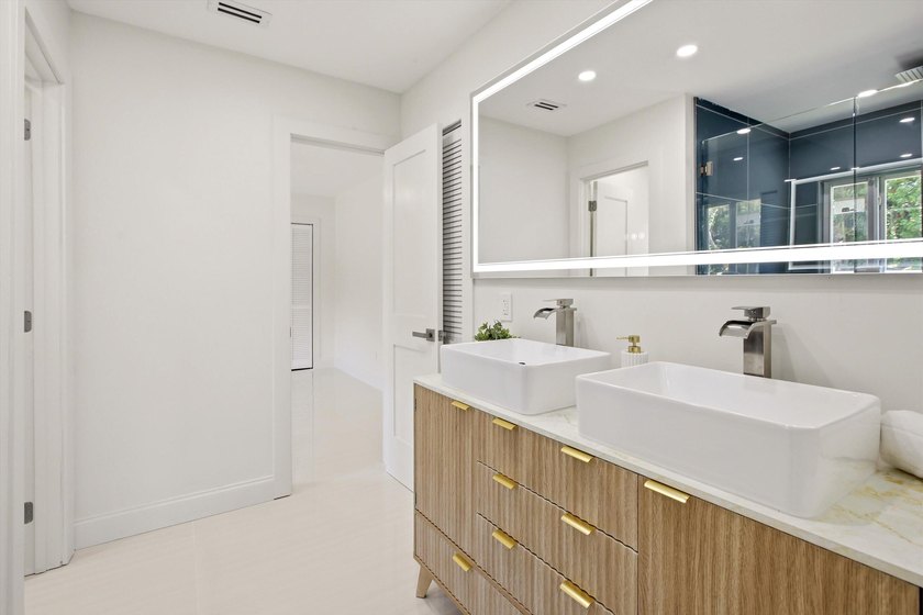 Welcome to this exceptional 4-bedroom, 3.5-bathroom - photo 15
