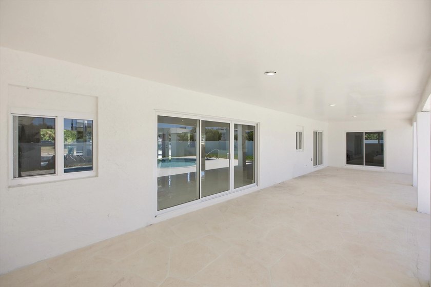 Welcome to this exceptional 4-bedroom, 3.5-bathroom - photo 18