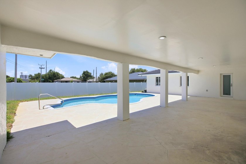 Welcome to this exceptional 4-bedroom, 3.5-bathroom - photo 19