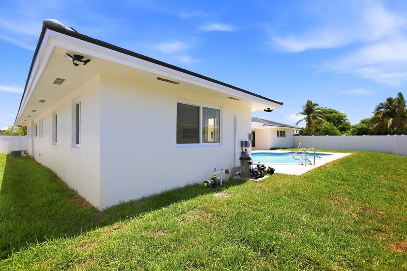 Welcome to this exceptional 4-bedroom, 3.5-bathroom - photo 21