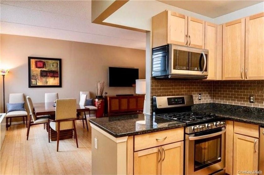 Modern 2BR, 2BA Condo with master bedroom with en suite, located - photo 2