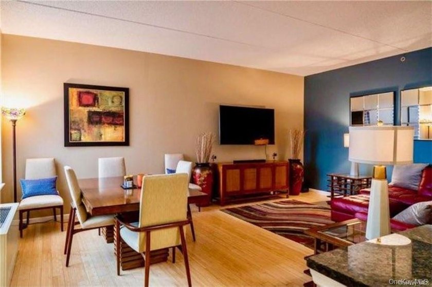 Modern 2BR, 2BA Condo with master bedroom with en suite, located - photo 3