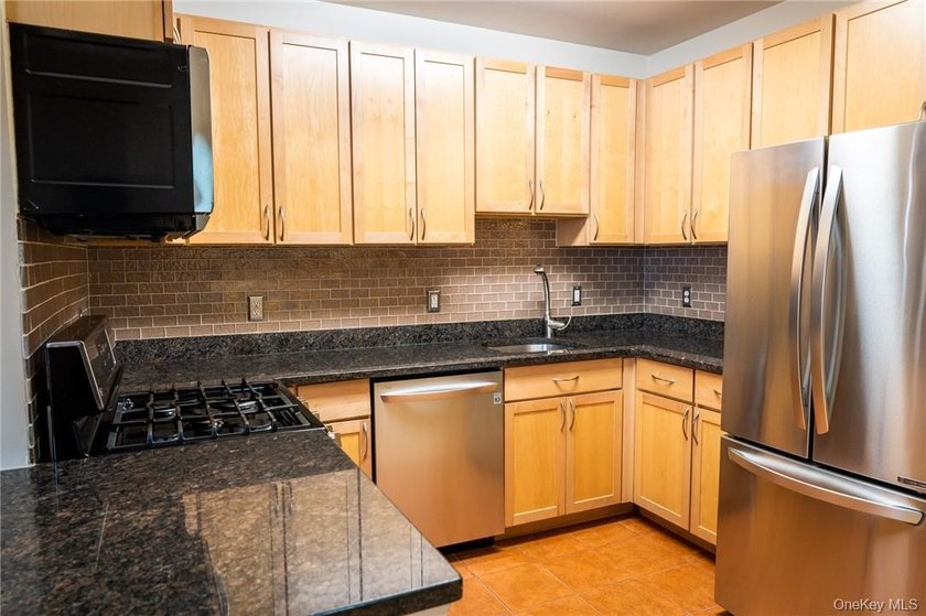 Modern 2BR, 2BA Condo with master bedroom with en suite, located - photo 7