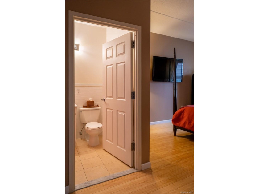 Modern 2BR, 2BA Condo with master bedroom with en suite, located - photo 10