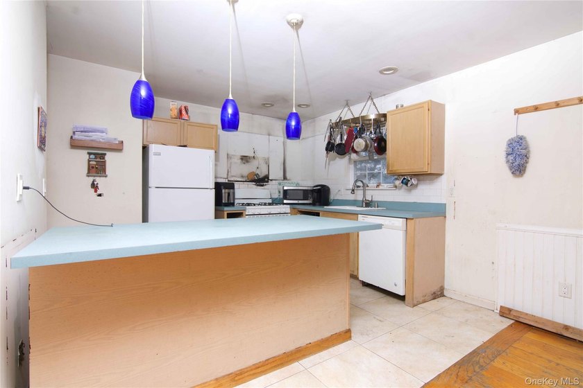 Generous layout with room for extended living, this spacious - photo 4