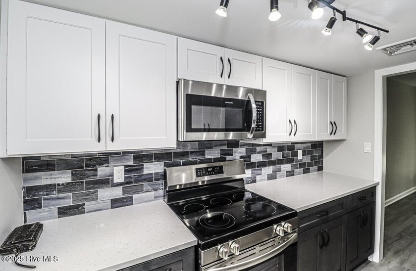 Welcome to this beautifully remodeled 2-bedroom, 2.5-bathroom - photo 17