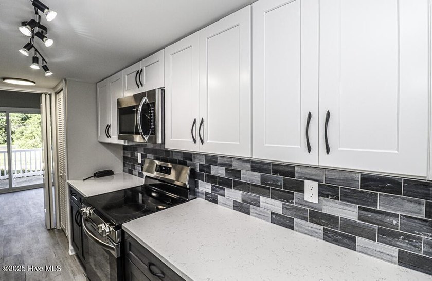 Welcome to this beautifully remodeled 2-bedroom, 2.5-bathroom - photo 18
