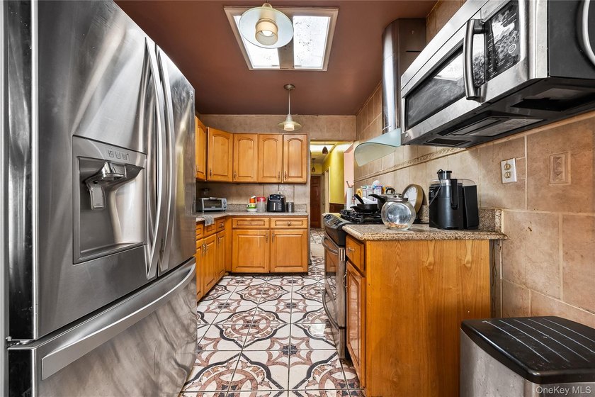 Investment opportunity in the Bronx! This legal 3-family home - photo 6