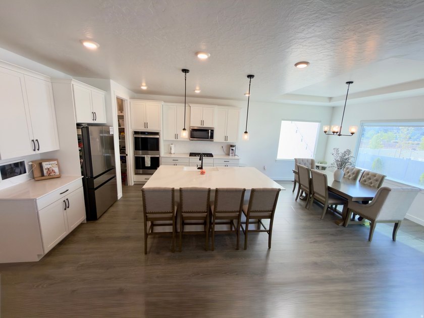 Absolutely stunning home!! Like-new 3 year old D.R. Horton home - photo 2