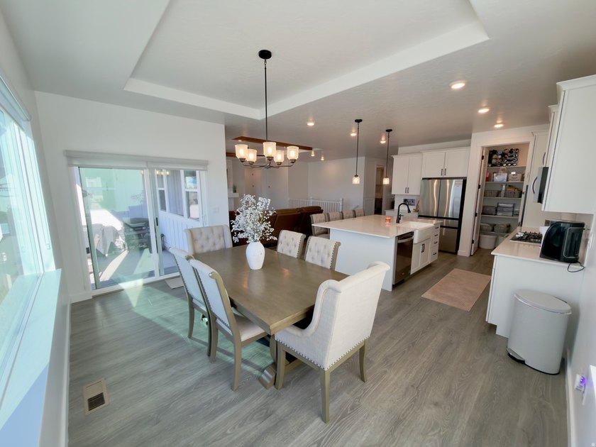Absolutely stunning home!! Like-new 3 year old D.R. Horton home - photo 7