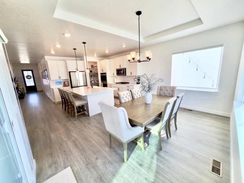 Absolutely stunning home!! Like-new 3 year old D.R. Horton home - photo 8