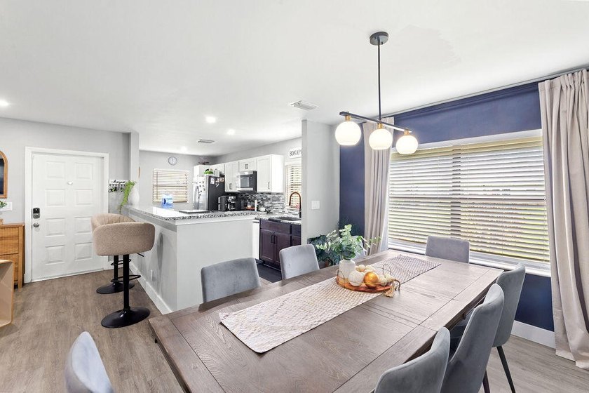 Beautifully renovated 2-bedroom, 2-bath end unit offering - photo 4