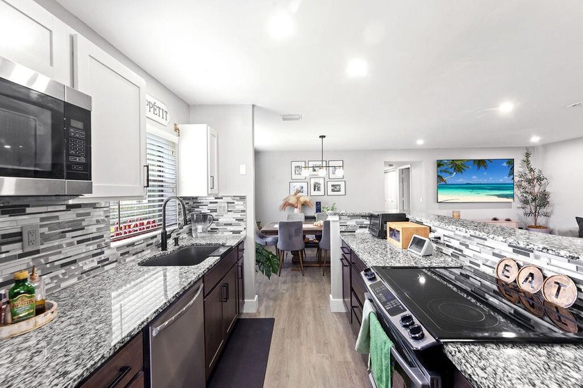 Beautifully renovated 2-bedroom, 2-bath end unit offering - photo 5