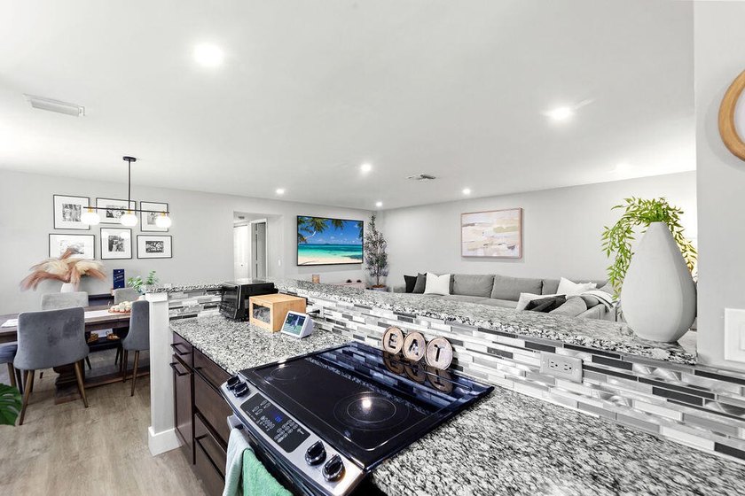 Beautifully renovated 2-bedroom, 2-bath end unit offering - photo 6