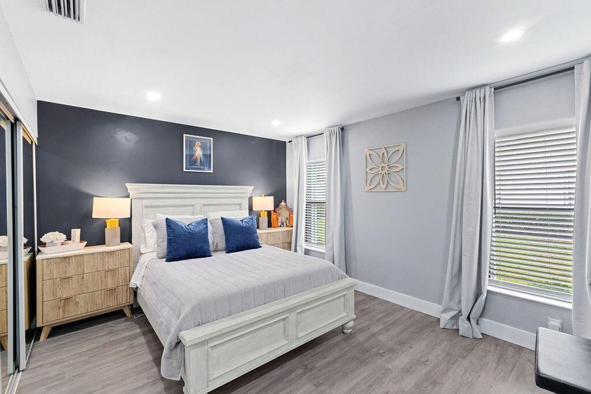 Beautifully renovated 2-bedroom, 2-bath end unit offering - photo 8