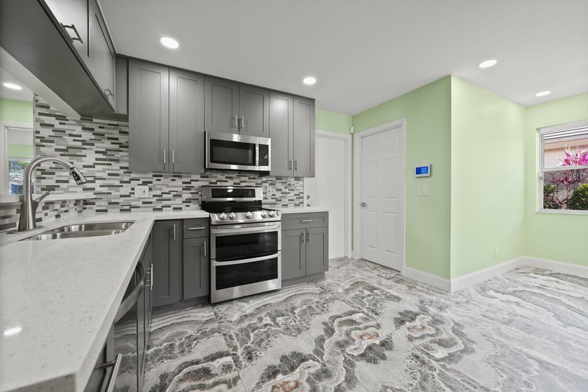 Discover this beautifully renovated 3-bedroom, 2-bath residence - photo 19