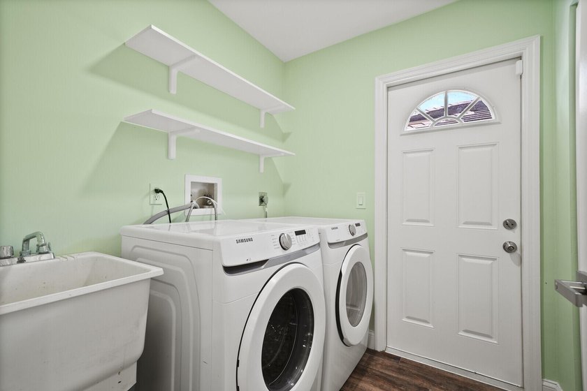 Discover this beautifully renovated 3-bedroom, 2-bath residence - photo 23