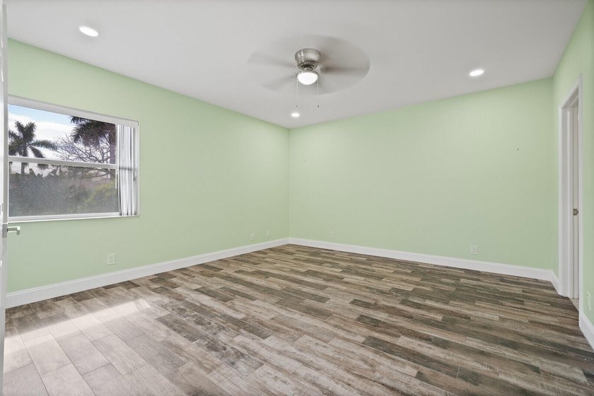 Discover this beautifully renovated 3-bedroom, 2-bath residence - photo 24