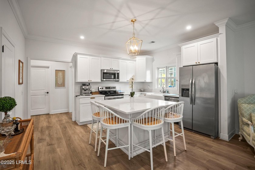 Built in 2021 by renowned local builder Allen Patterson, this - photo 11
