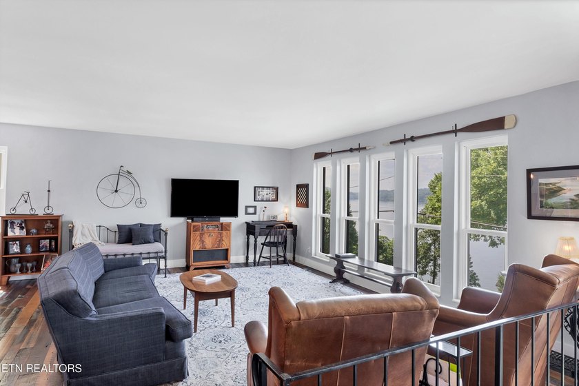 Welcome to lakefront living at its finest! This beautifully - photo 11