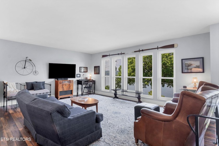 Welcome to lakefront living at its finest! This beautifully - photo 12
