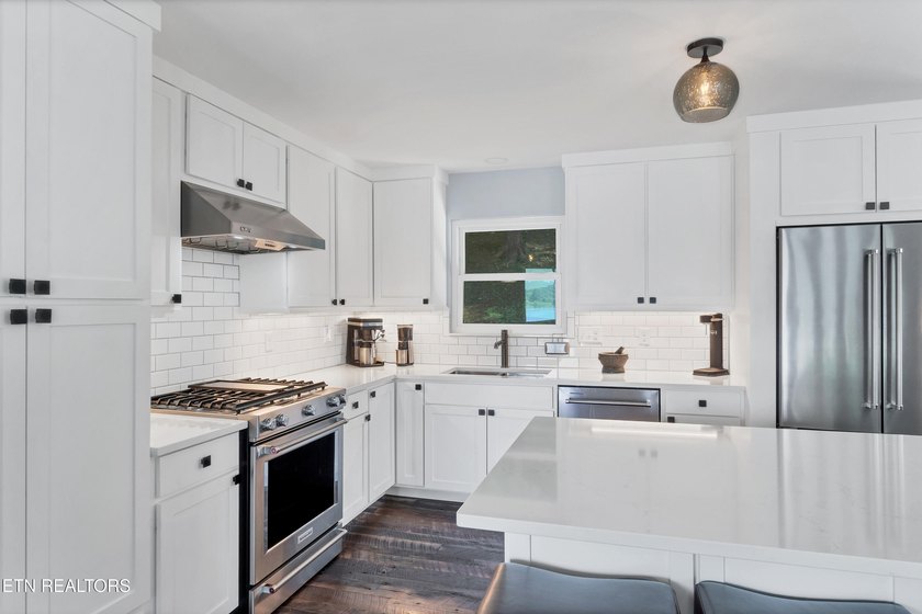 Welcome to lakefront living at its finest! This beautifully - photo 13