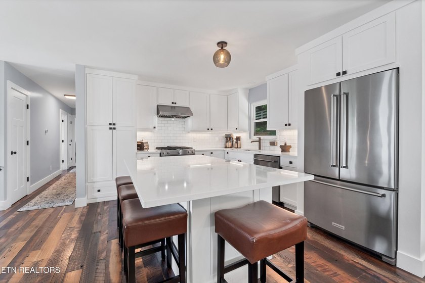 Welcome to lakefront living at its finest! This beautifully - photo 15
