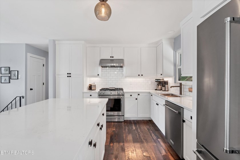 Welcome to lakefront living at its finest! This beautifully - photo 17