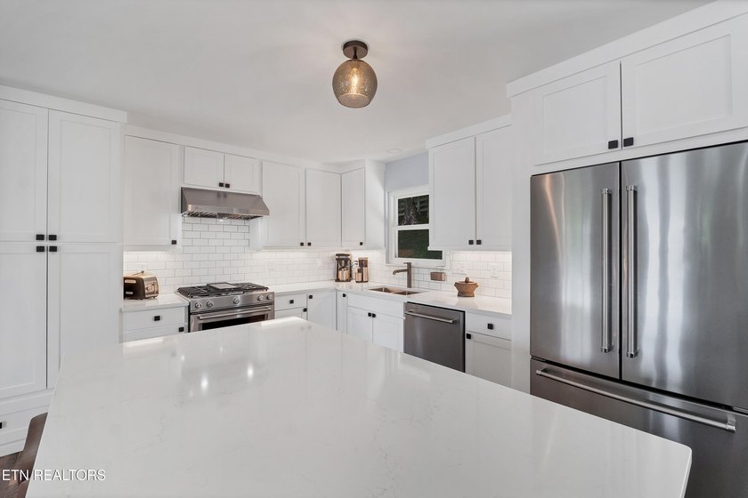 Welcome to lakefront living at its finest! This beautifully - photo 18