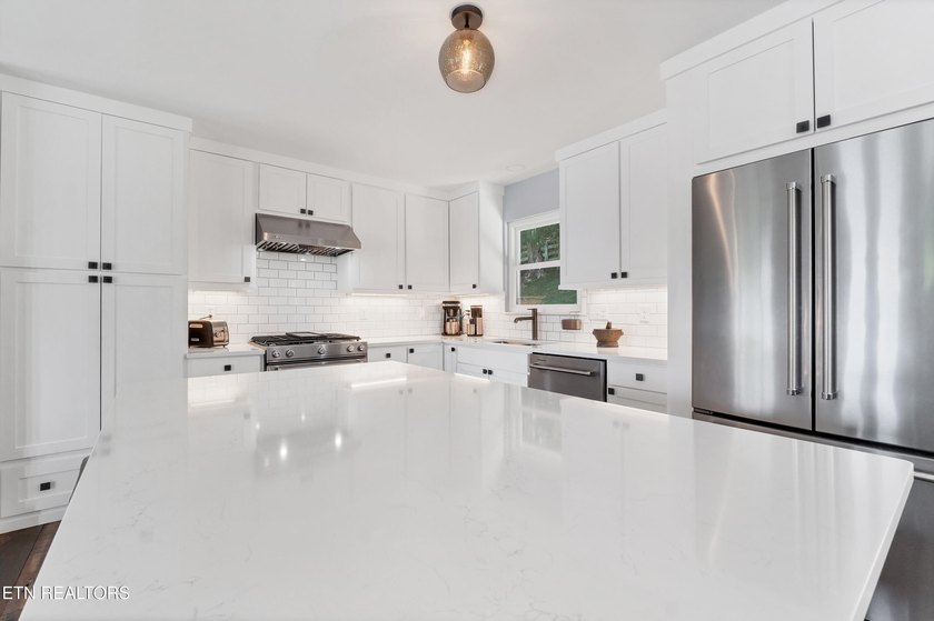 Welcome to lakefront living at its finest! This beautifully - photo 19