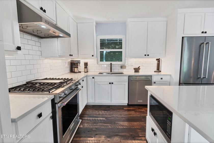 Welcome to lakefront living at its finest! This beautifully - photo 21