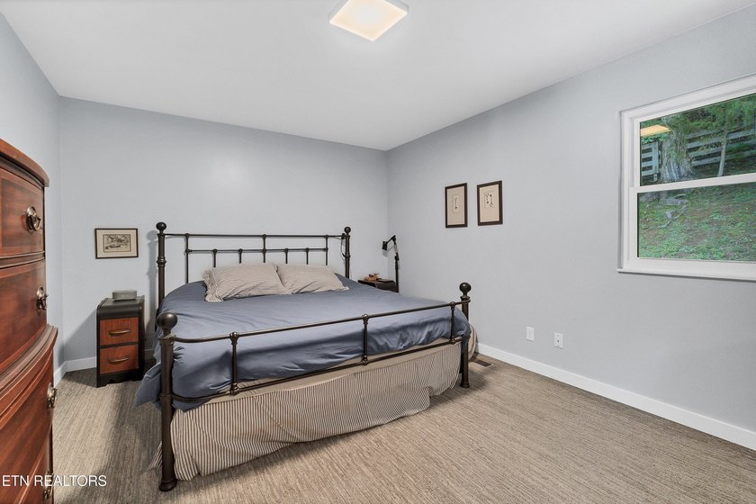 Welcome to lakefront living at its finest! This beautifully - photo 25