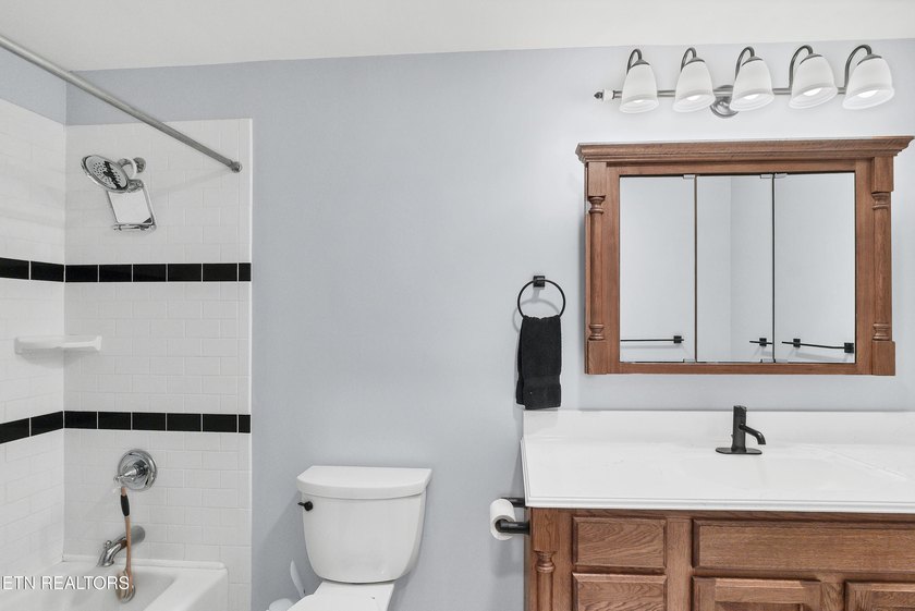 Welcome to lakefront living at its finest! This beautifully - photo 26
