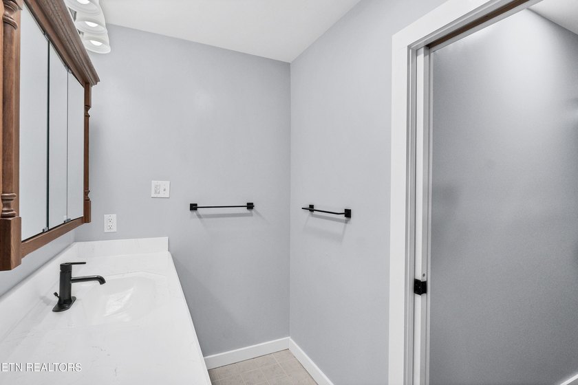 Welcome to lakefront living at its finest! This beautifully - photo 27