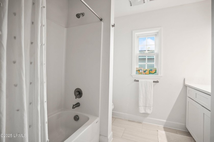 Built in 2021 by renowned local builder Allen Patterson, this - photo 29