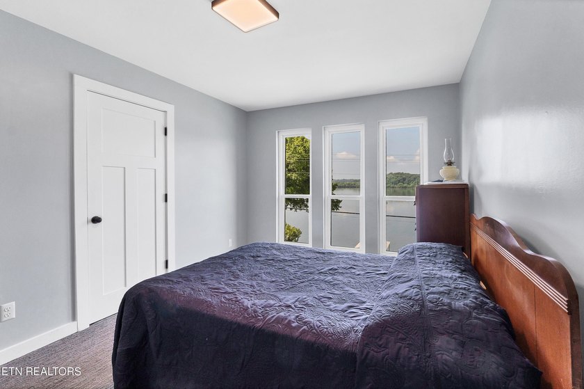 Welcome to lakefront living at its finest! This beautifully - photo 31